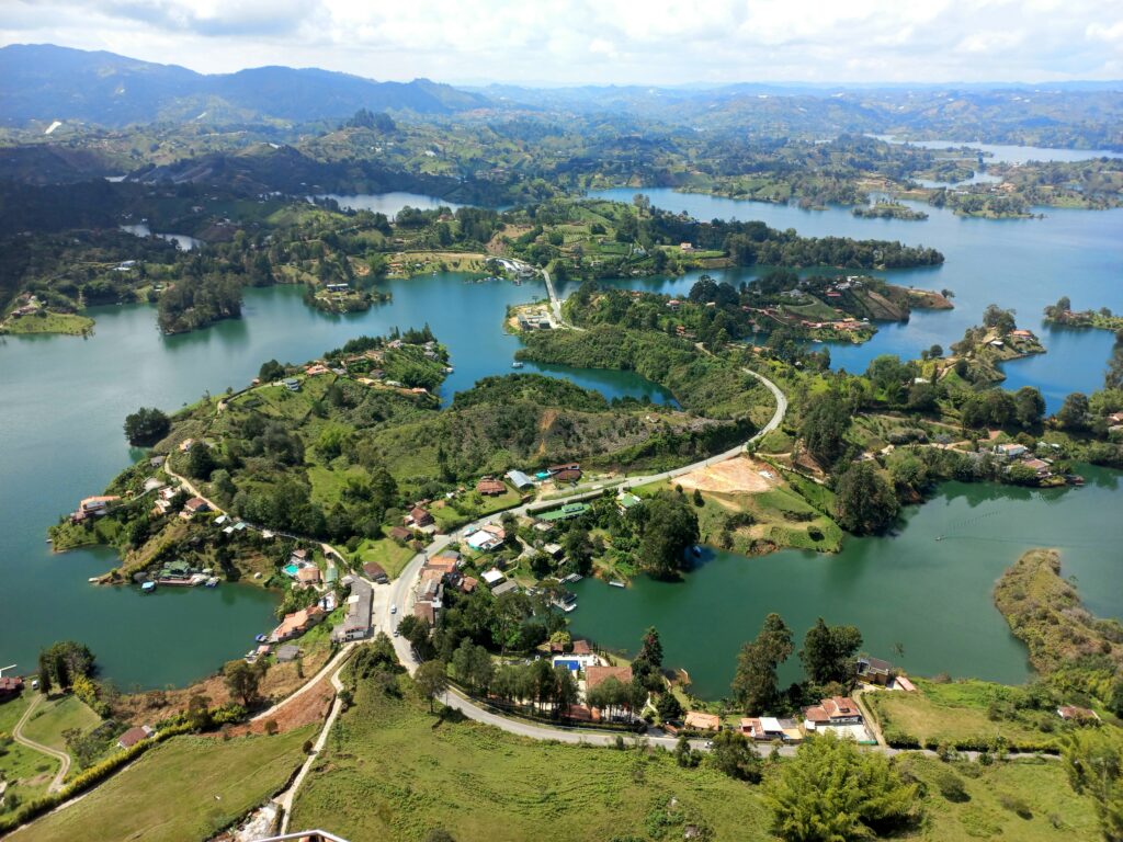 viaja a lo loco guatape colombie